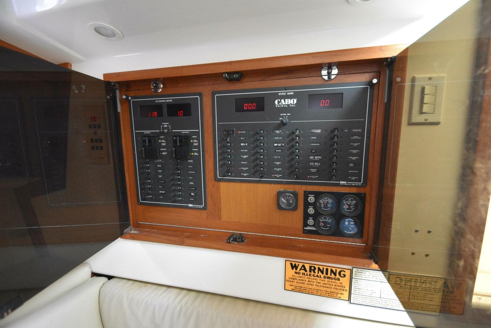 2001 Cabo 35 Express — photo 11