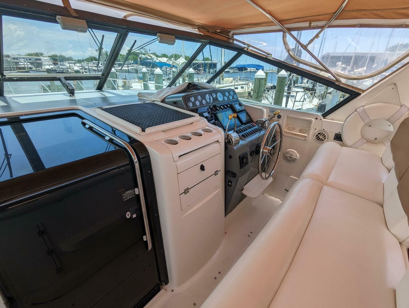 2000 Tiara Yachts 3500 Express — photo 11