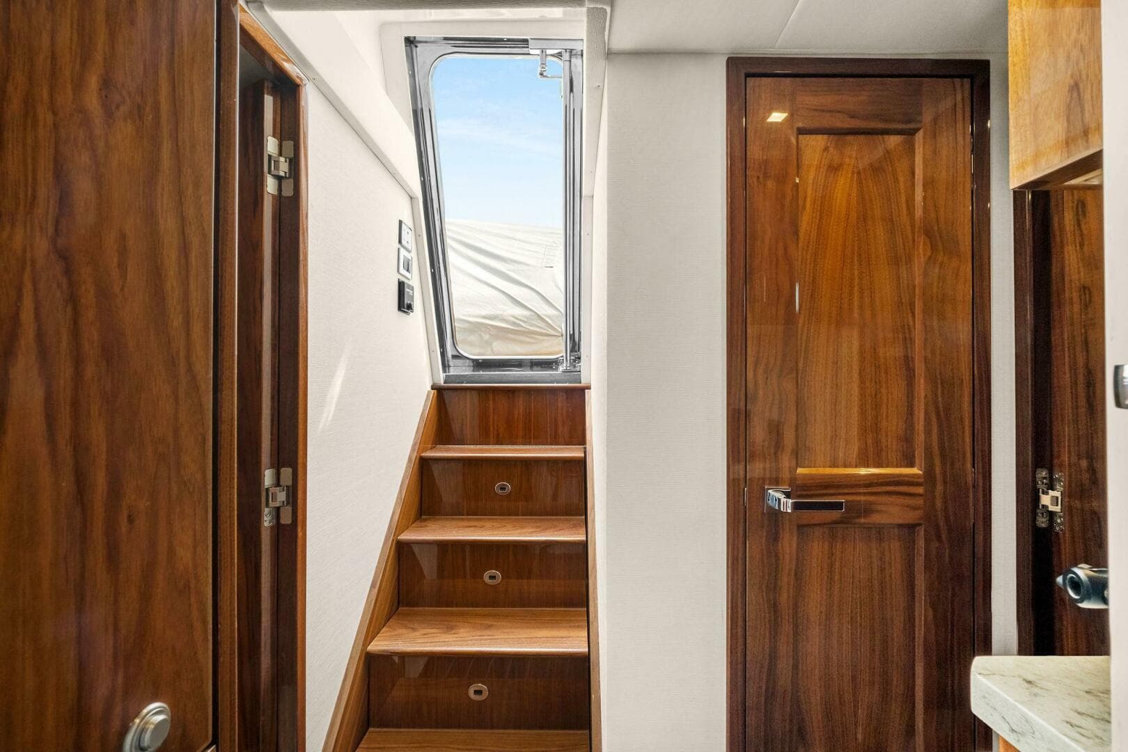 2022 Viking 75 — photo 42