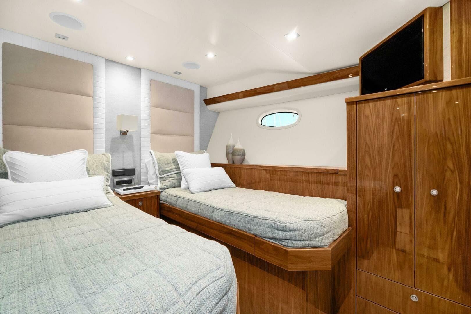 2022 Viking 75 — photo 61
