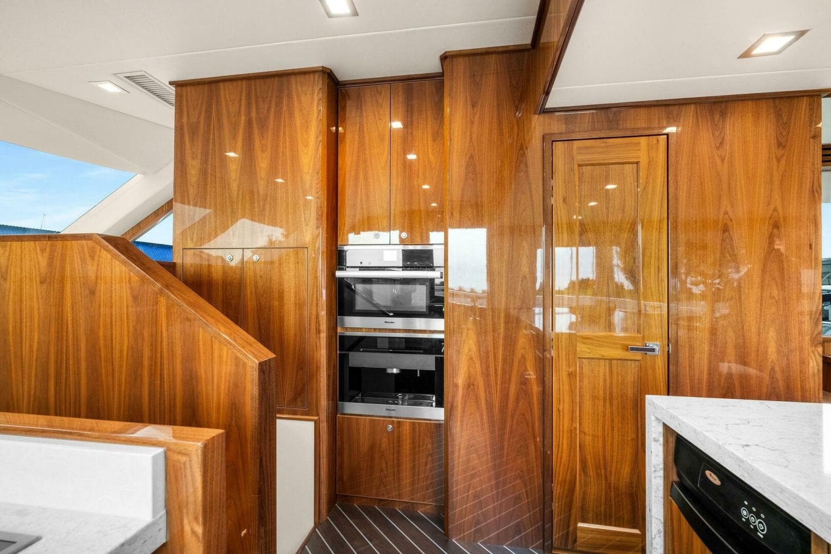 2022 Viking 75 — photo 26