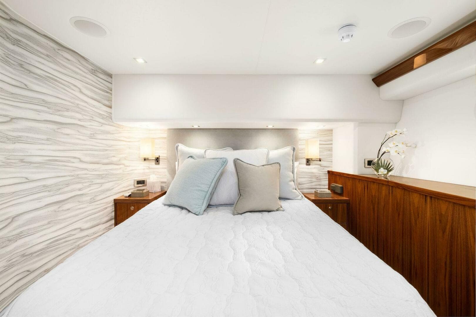 2022 Viking 75 — photo 30