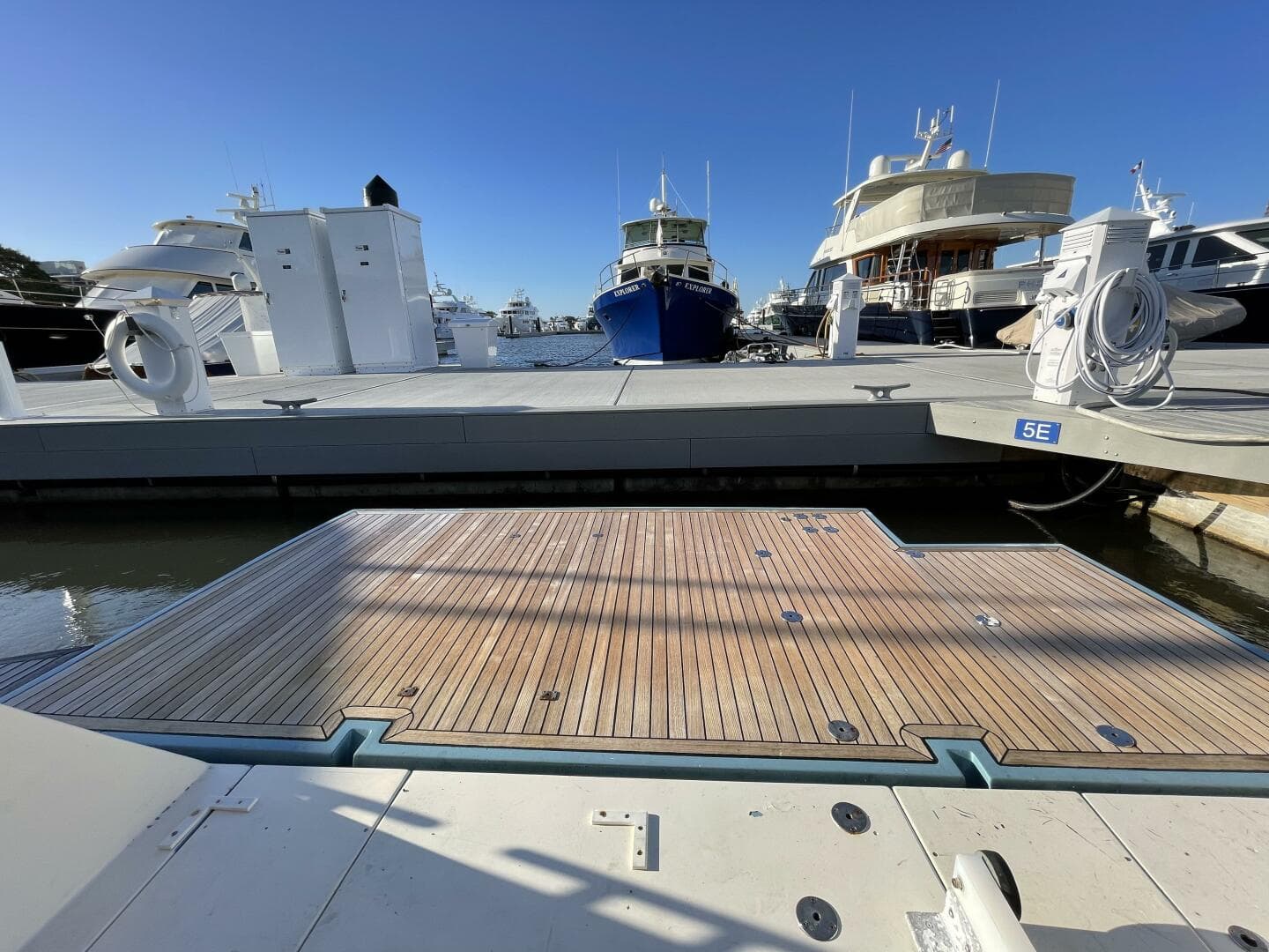 2006 Mochi Craft 74 Dolphin — photo 33