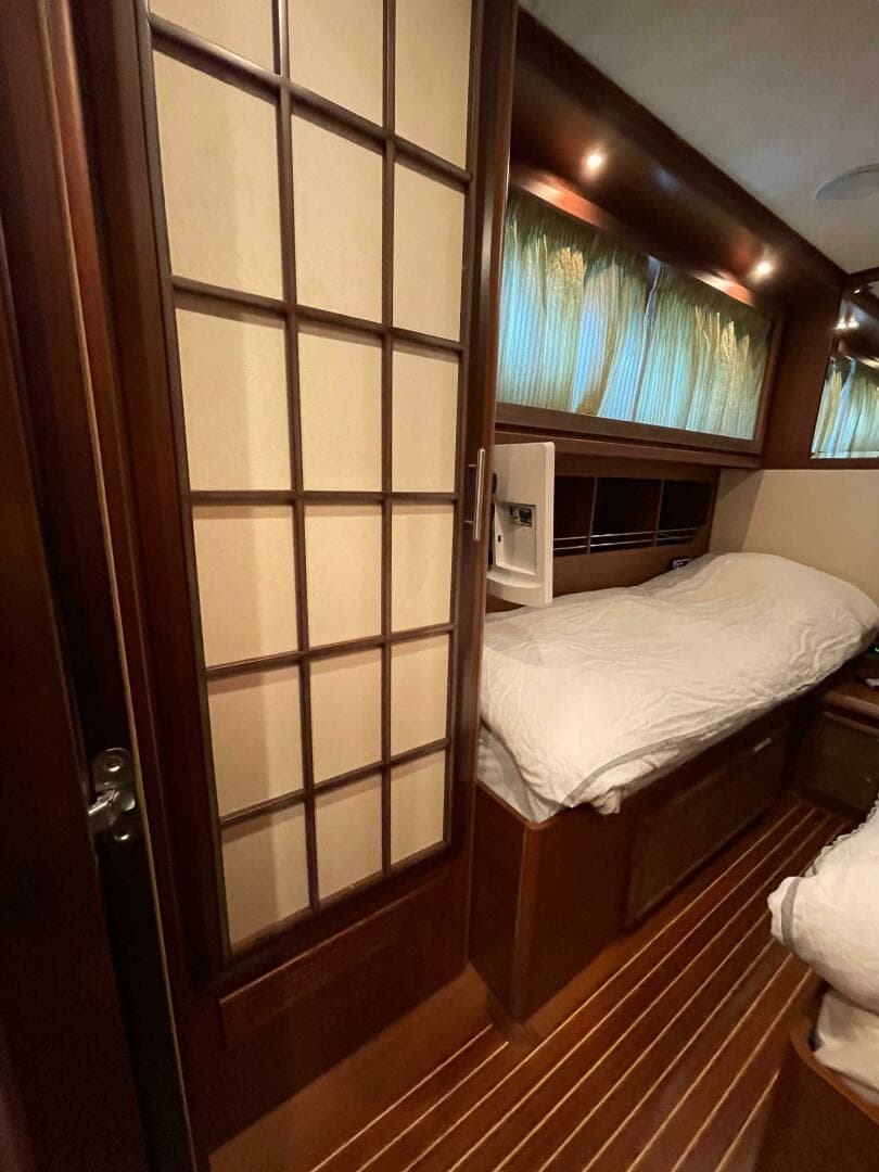 2006 Mochi Craft 74 Dolphin — photo 53