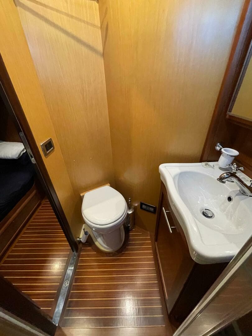 2006 Mochi Craft 74 Dolphin — photo 59