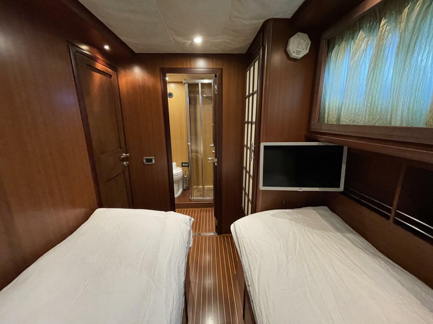 2006 Mochi Craft 74 Dolphin — photo 13
