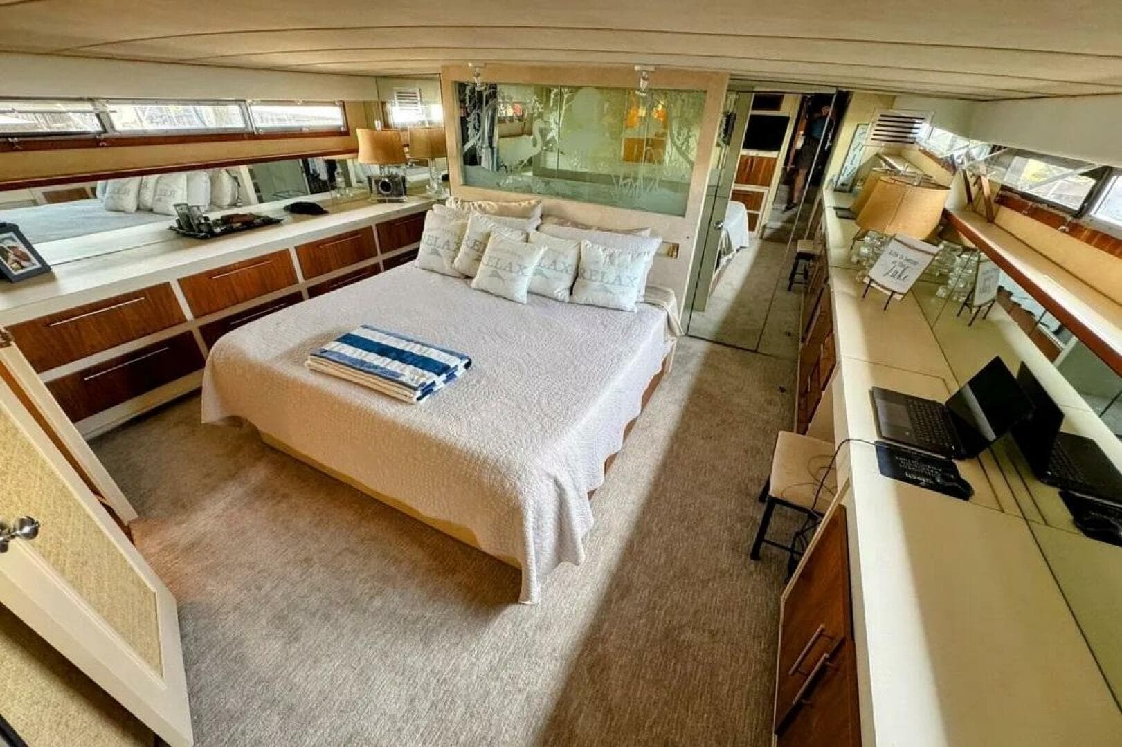 1986 Bertram 58 Flybridge — photo 4