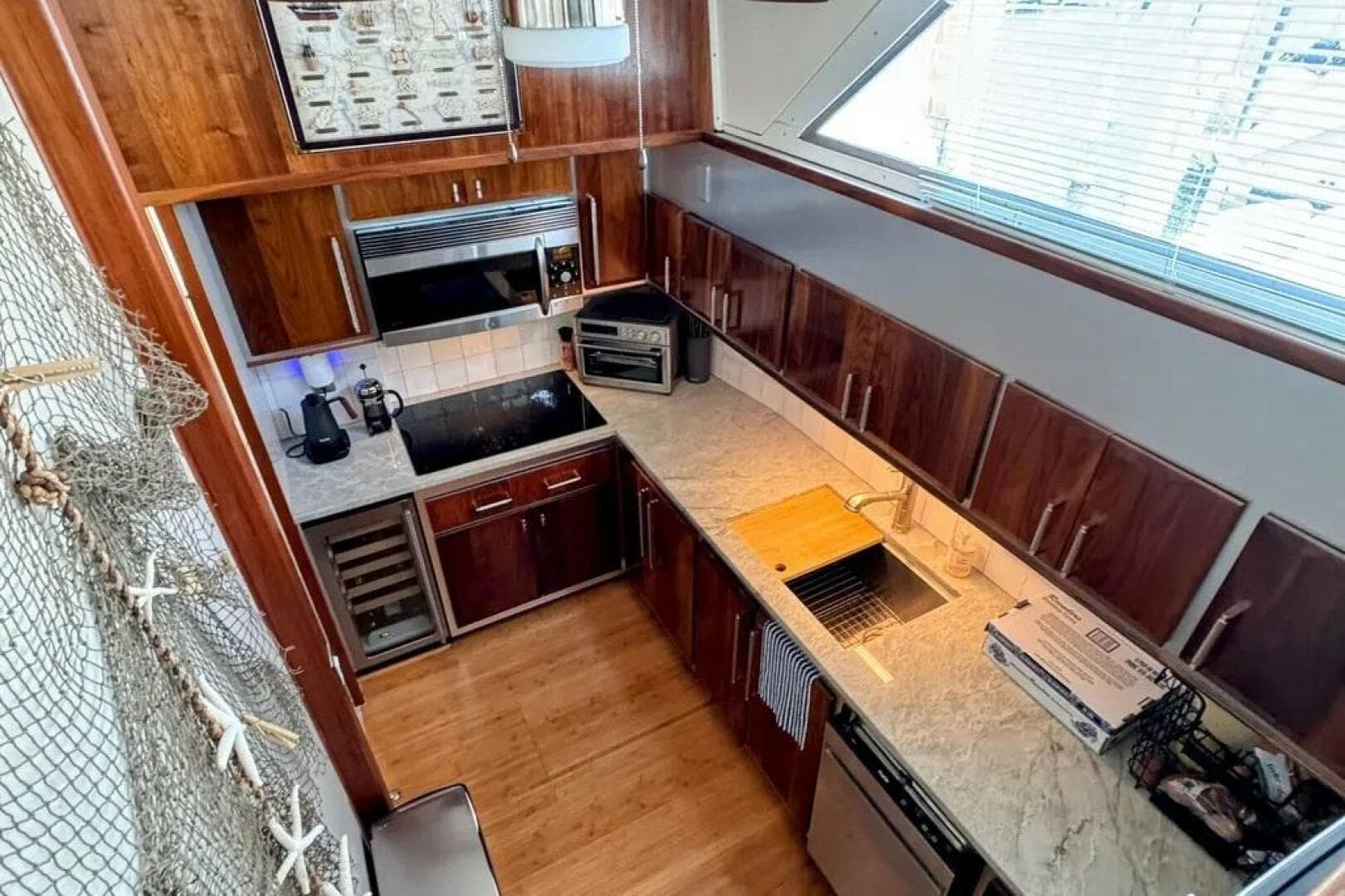 1986 Bertram 58 Flybridge — photo 3