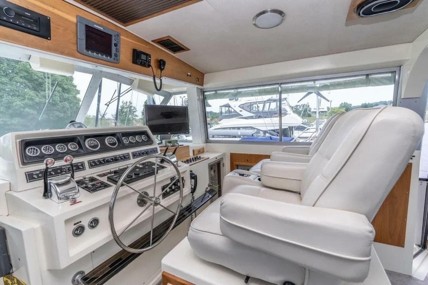 1986 Bertram 58 Flybridge — photo 2