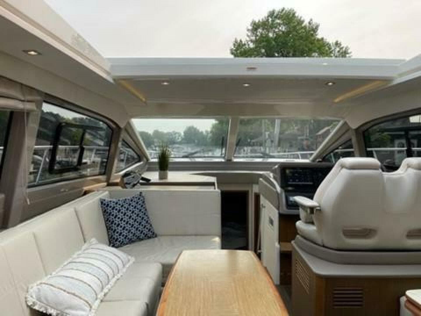 2017 Sea Ray 460 Sundancer — photo 37