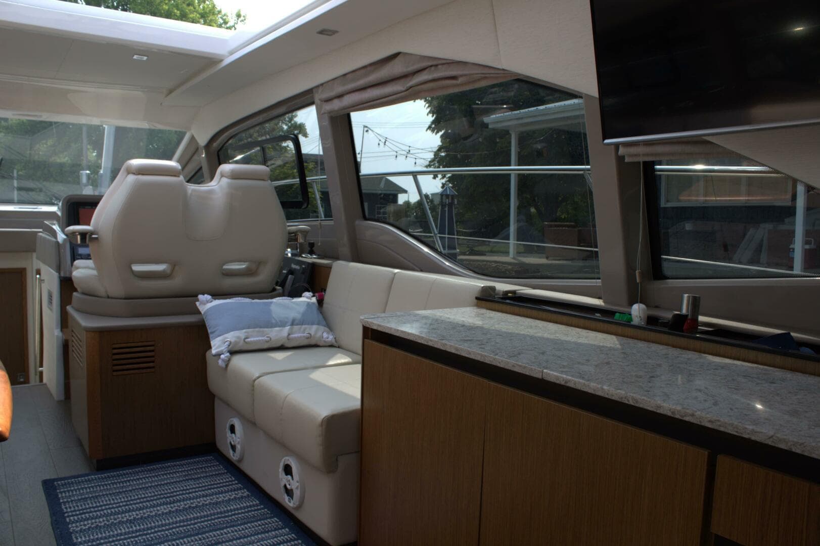 2017 Sea Ray 460 Sundancer — photo 11