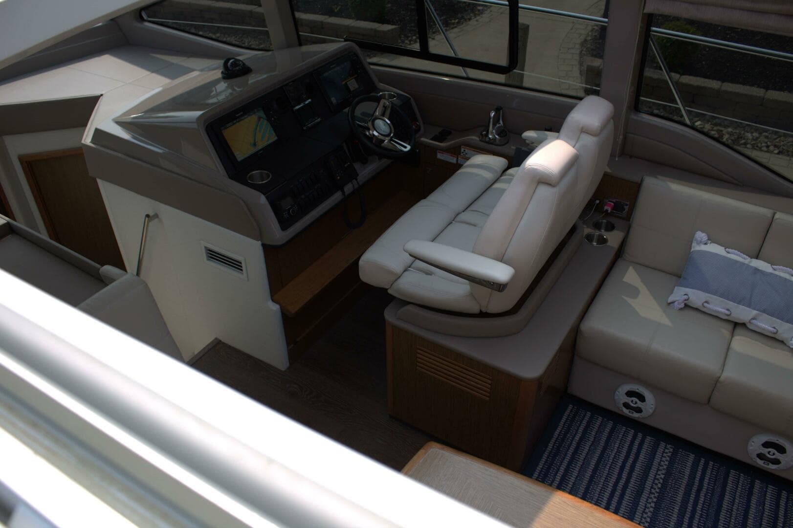2017 Sea Ray 460 Sundancer — photo 10