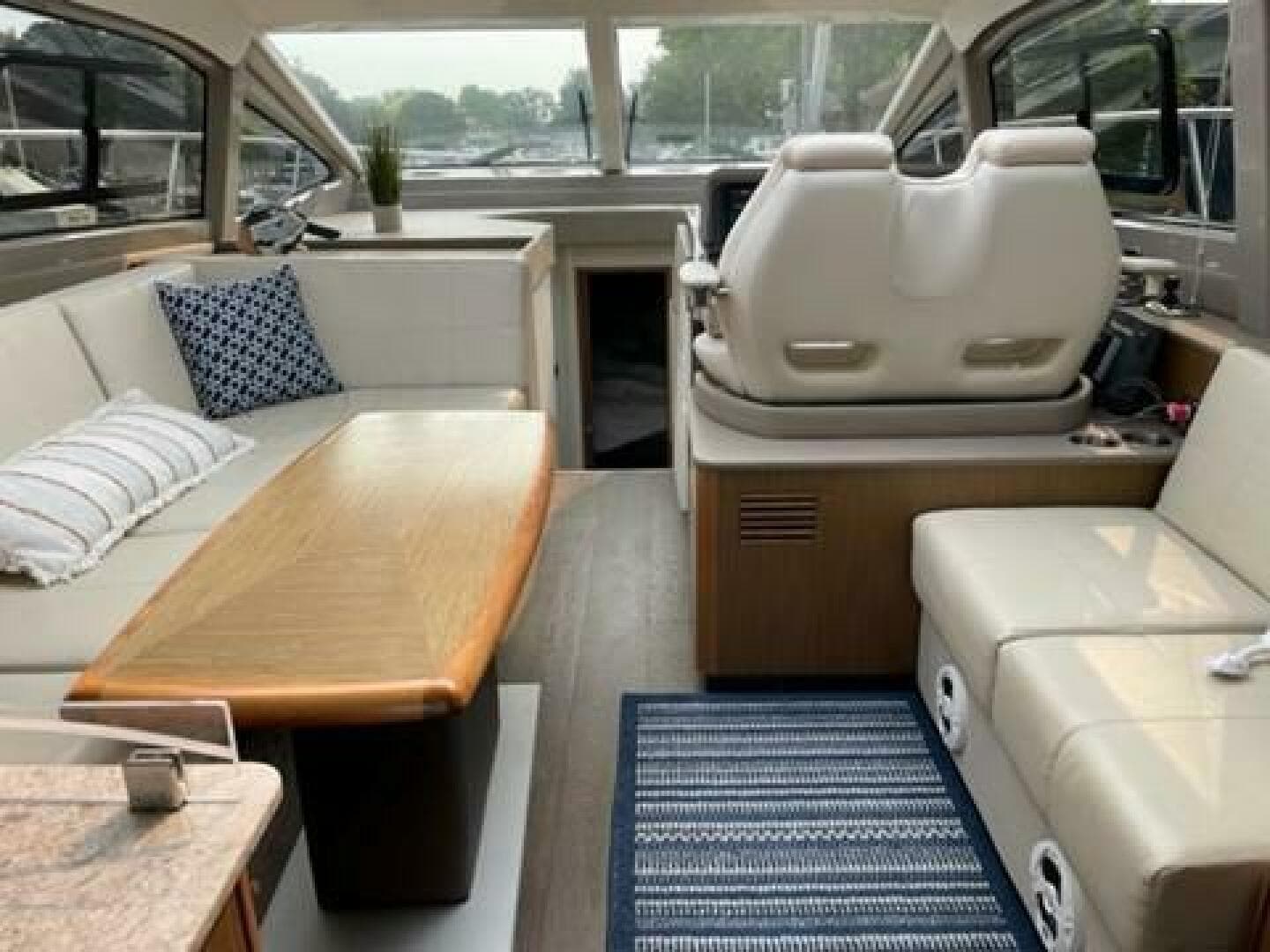 2017 Sea Ray 460 Sundancer — photo 3