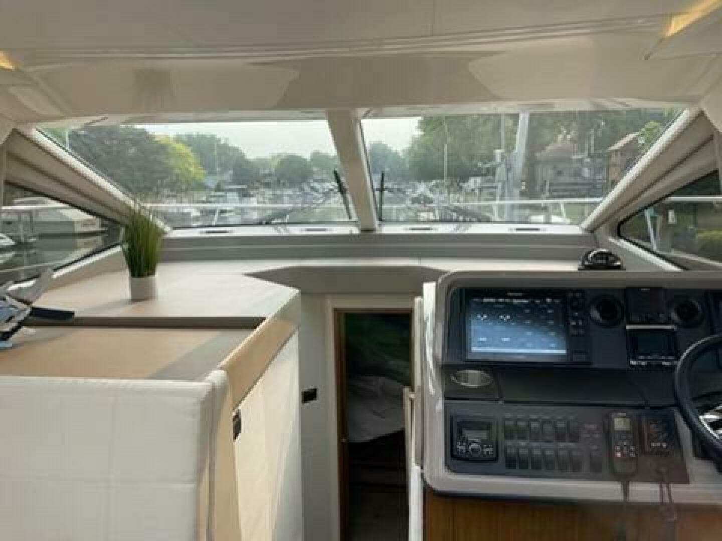 2017 Sea Ray 460 Sundancer — photo 14