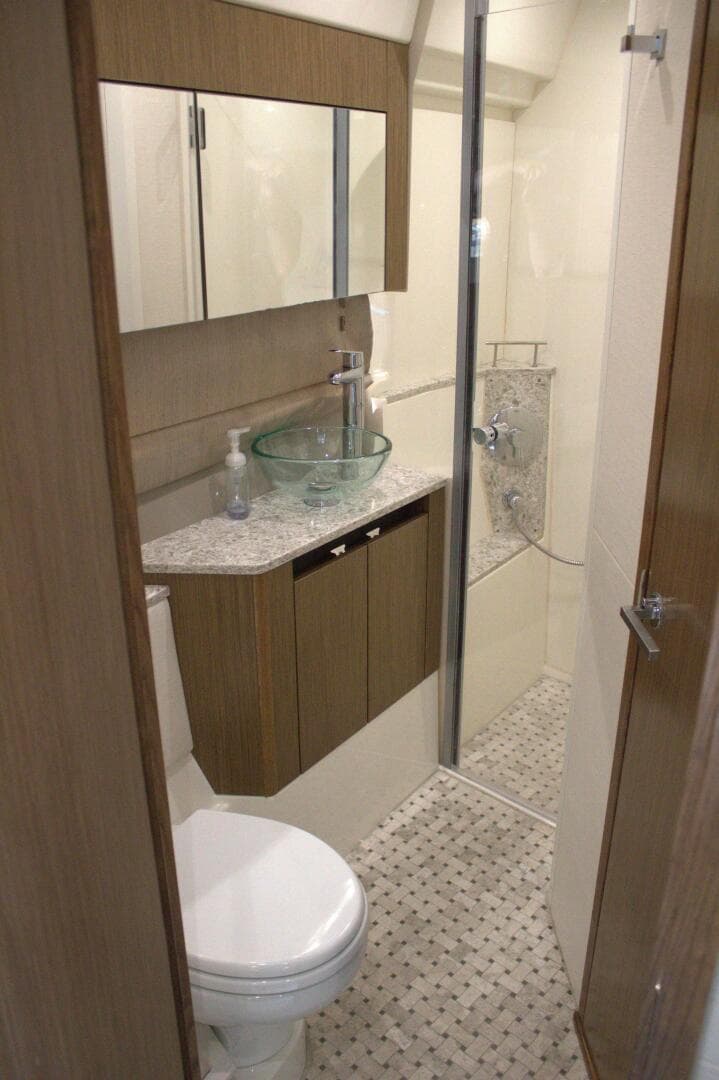 2017 Sea Ray 460 Sundancer — photo 77