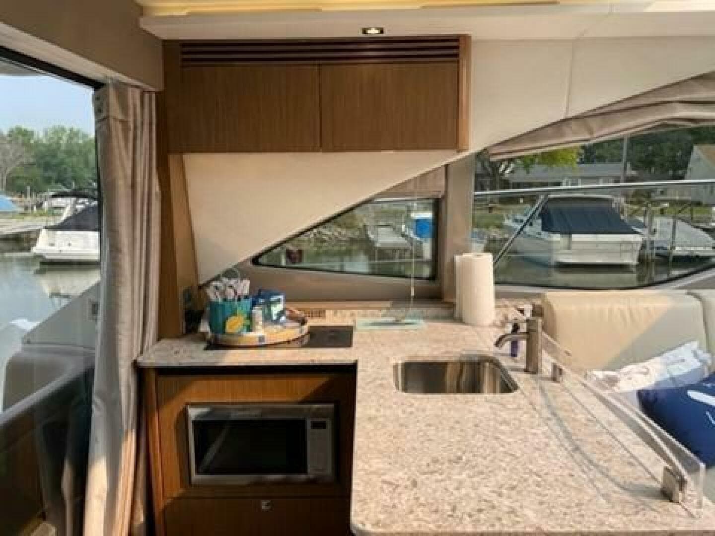 2017 Sea Ray 460 Sundancer — photo 28