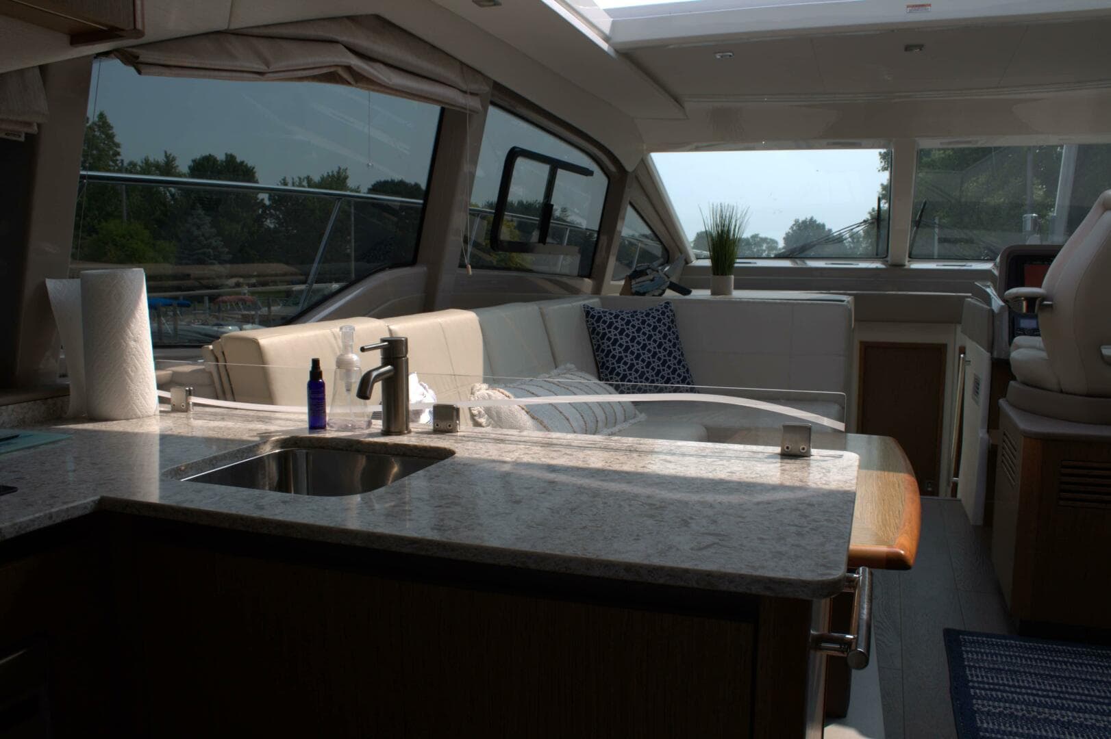 2017 Sea Ray 460 Sundancer — photo 25