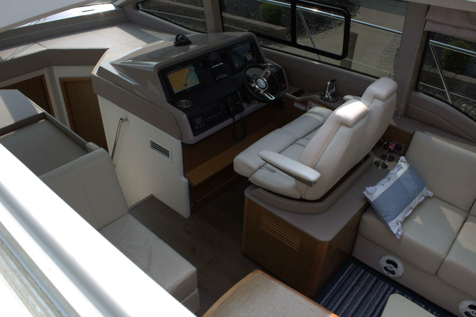 2017 Sea Ray 460 Sundancer — photo 27