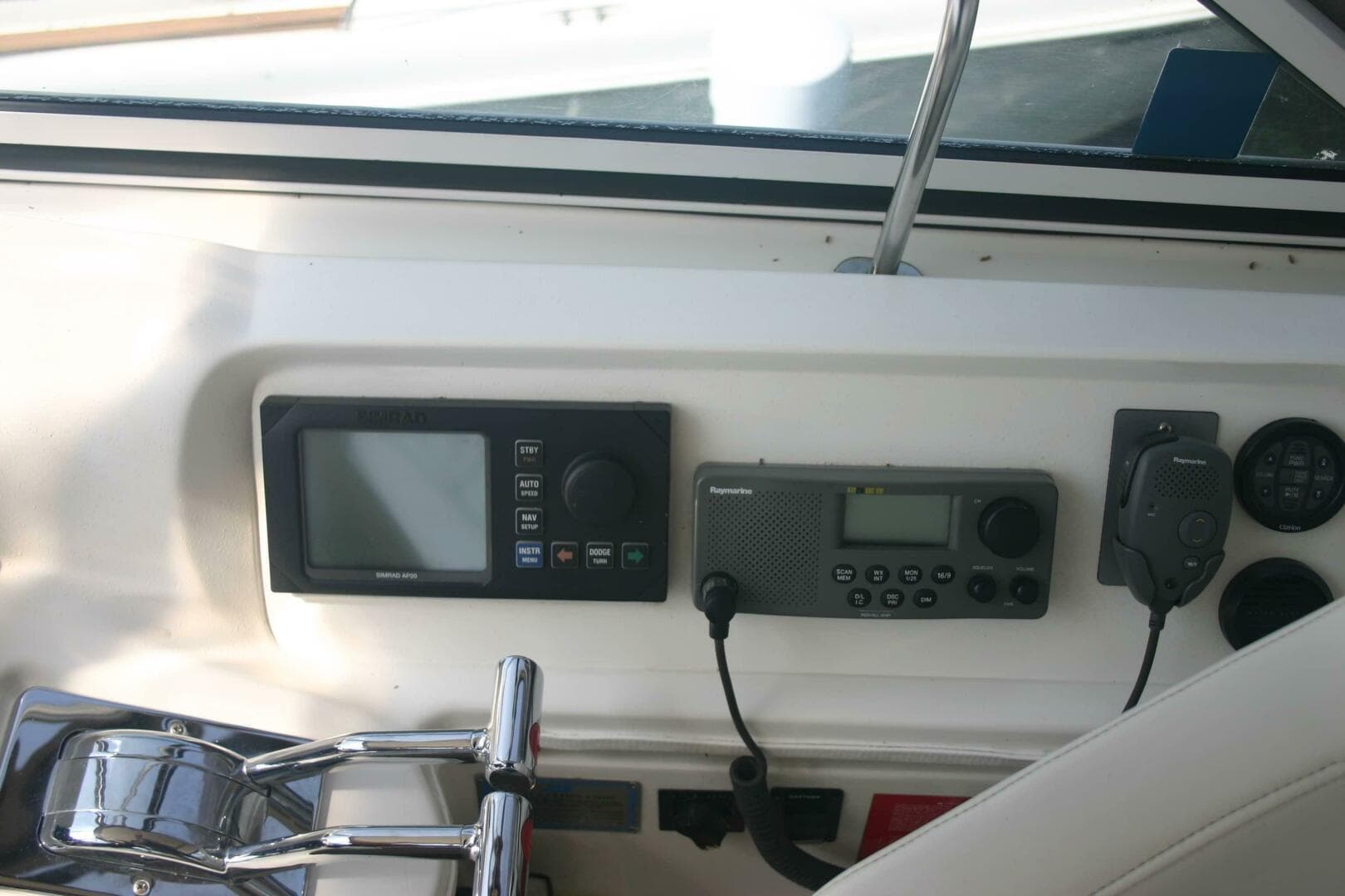 2001 Cruisers Yachts 3750 — photo 12