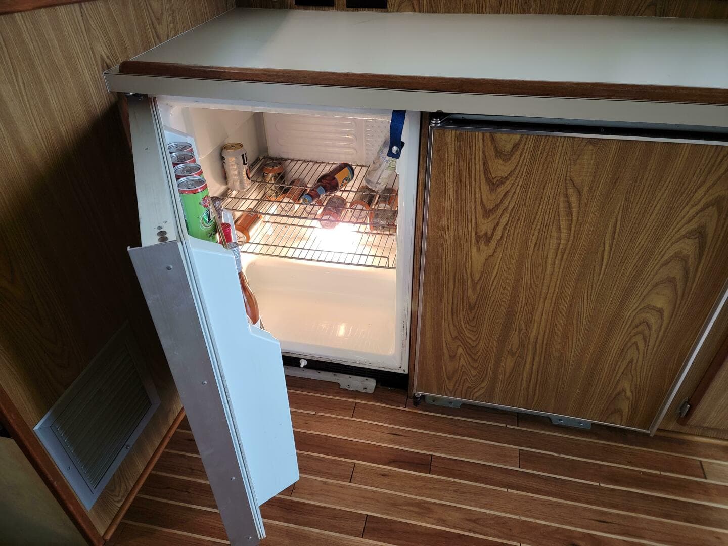 1983 Bertram 33 Flybridge Cruiser — photo 22