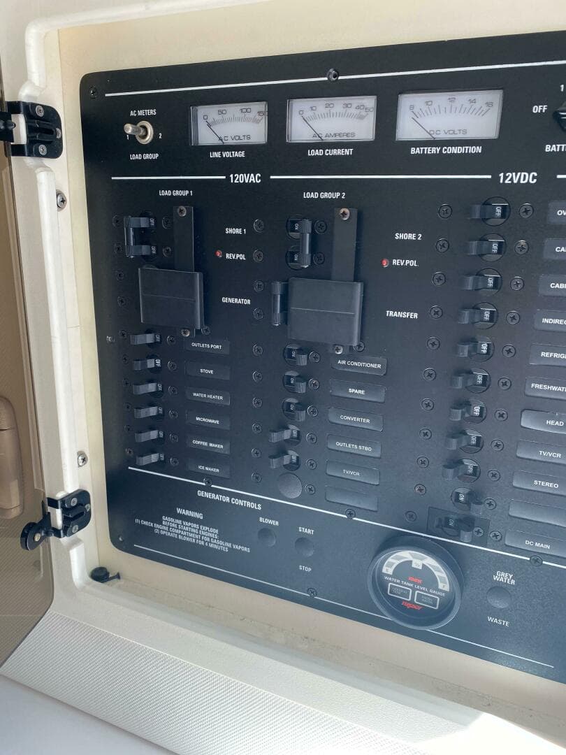 1998 Donzi 3250 — photo 9