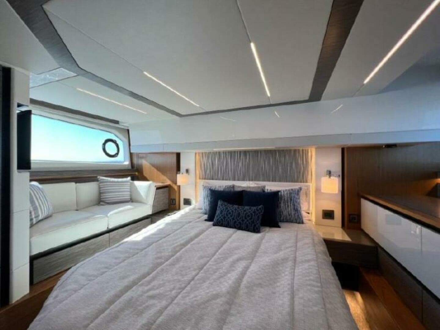 2021 Tiara Yachts 49 Coupe — photo 32