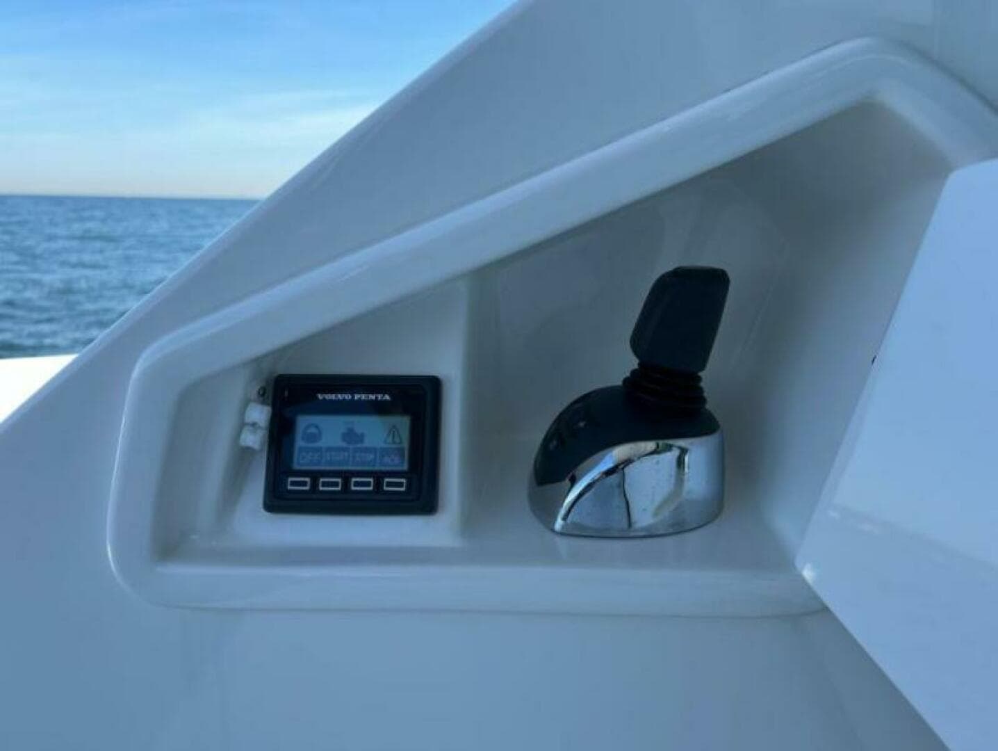 2021 Tiara Yachts 49 Coupe — photo 9