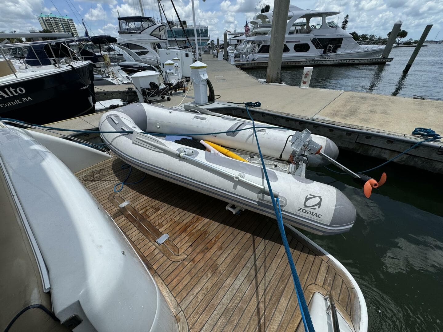 2001 Viking Princess 45 Flybridge — photo 10