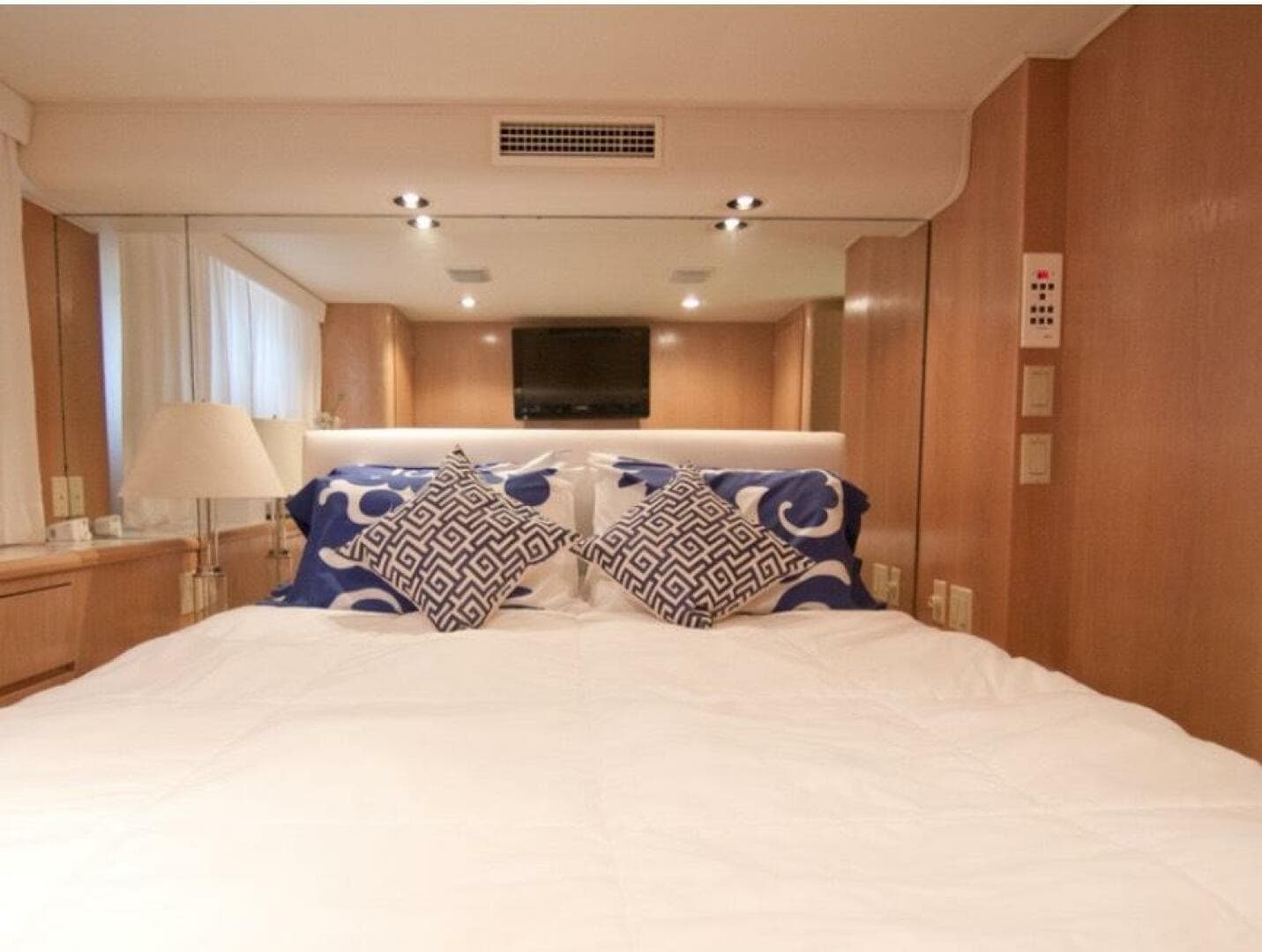 1994 Hatteras 70 Cockpit — photo 60