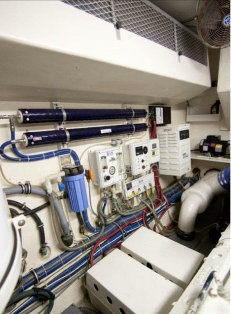 1994 Hatteras 70 Cockpit — photo 72