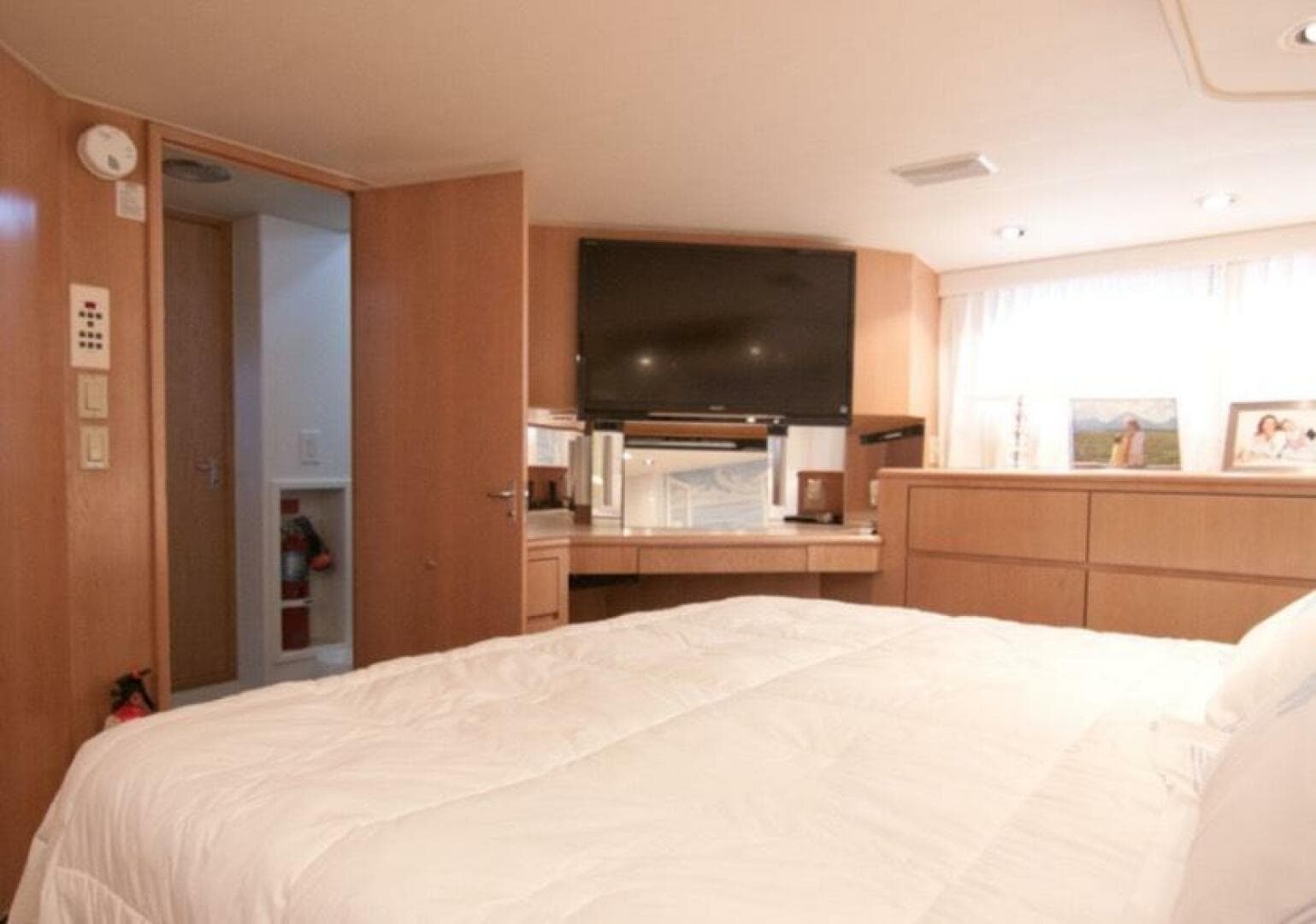 1994 Hatteras 70 Cockpit — photo 47