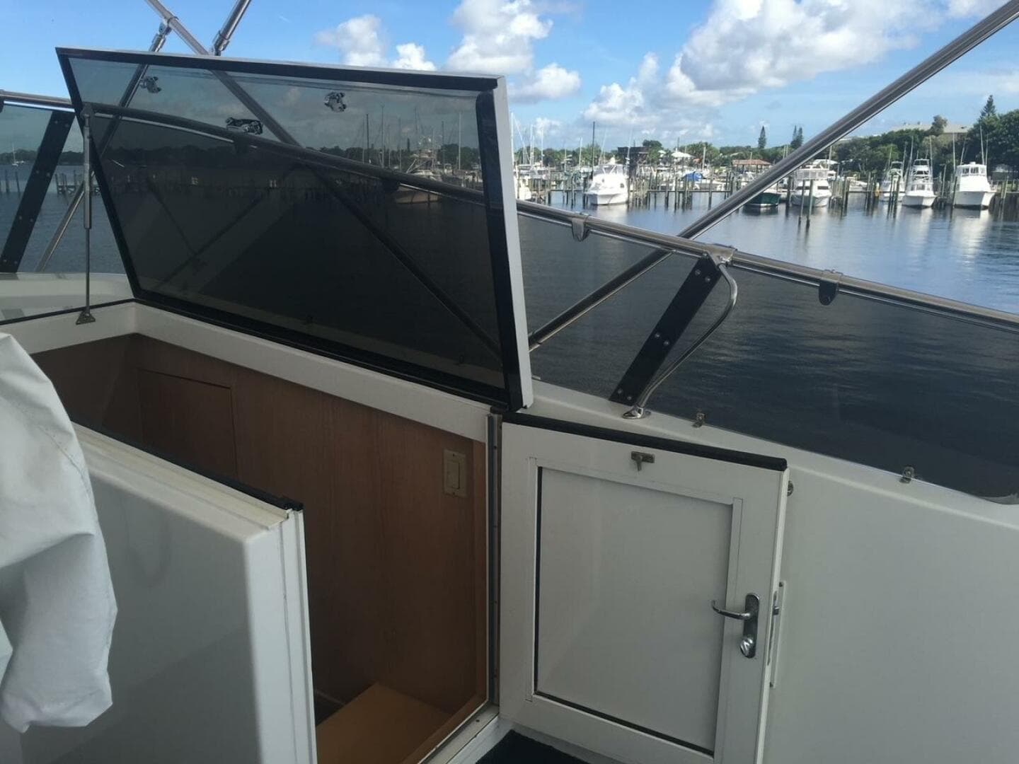 1994 Hatteras 70 Cockpit — photo 23
