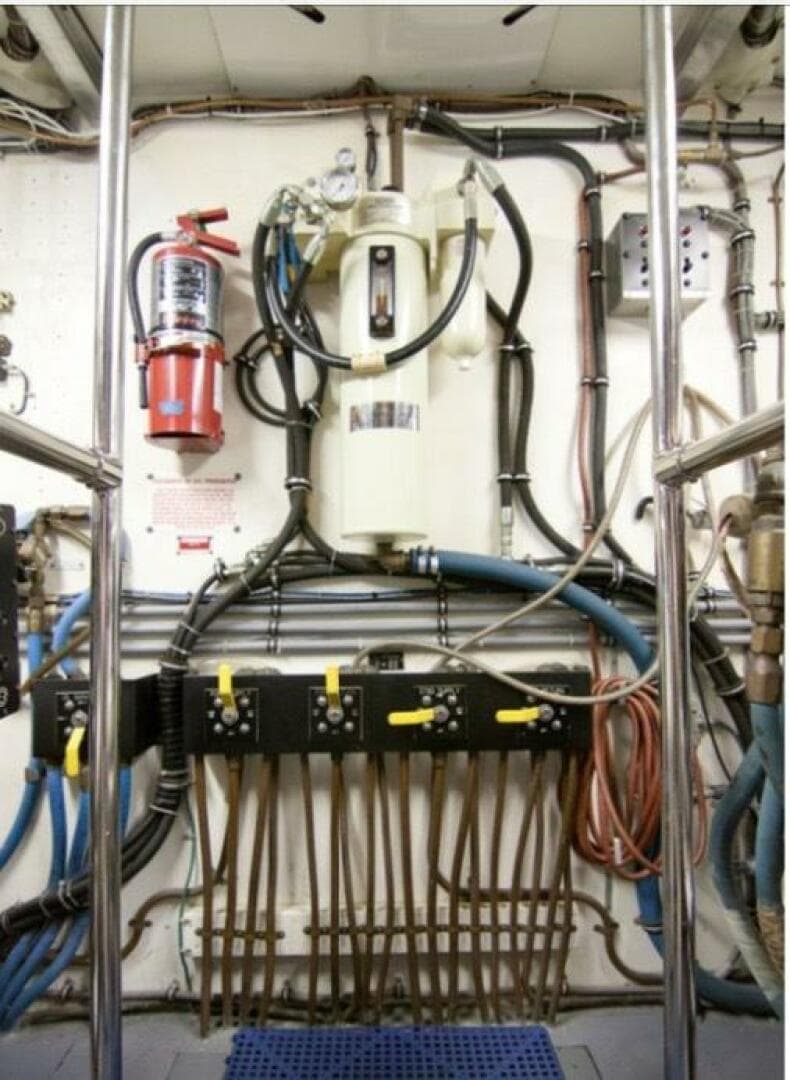 1994 Hatteras 70 Cockpit — photo 68