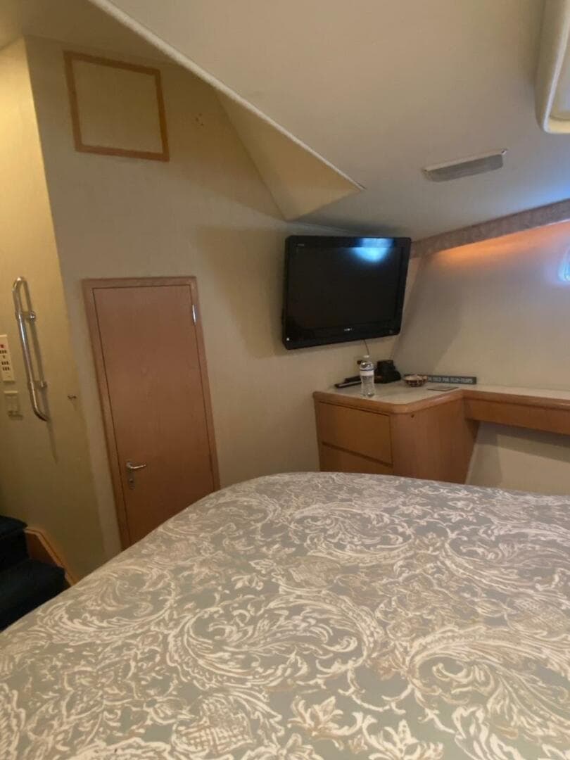 1994 Hatteras 70 Cockpit — photo 54