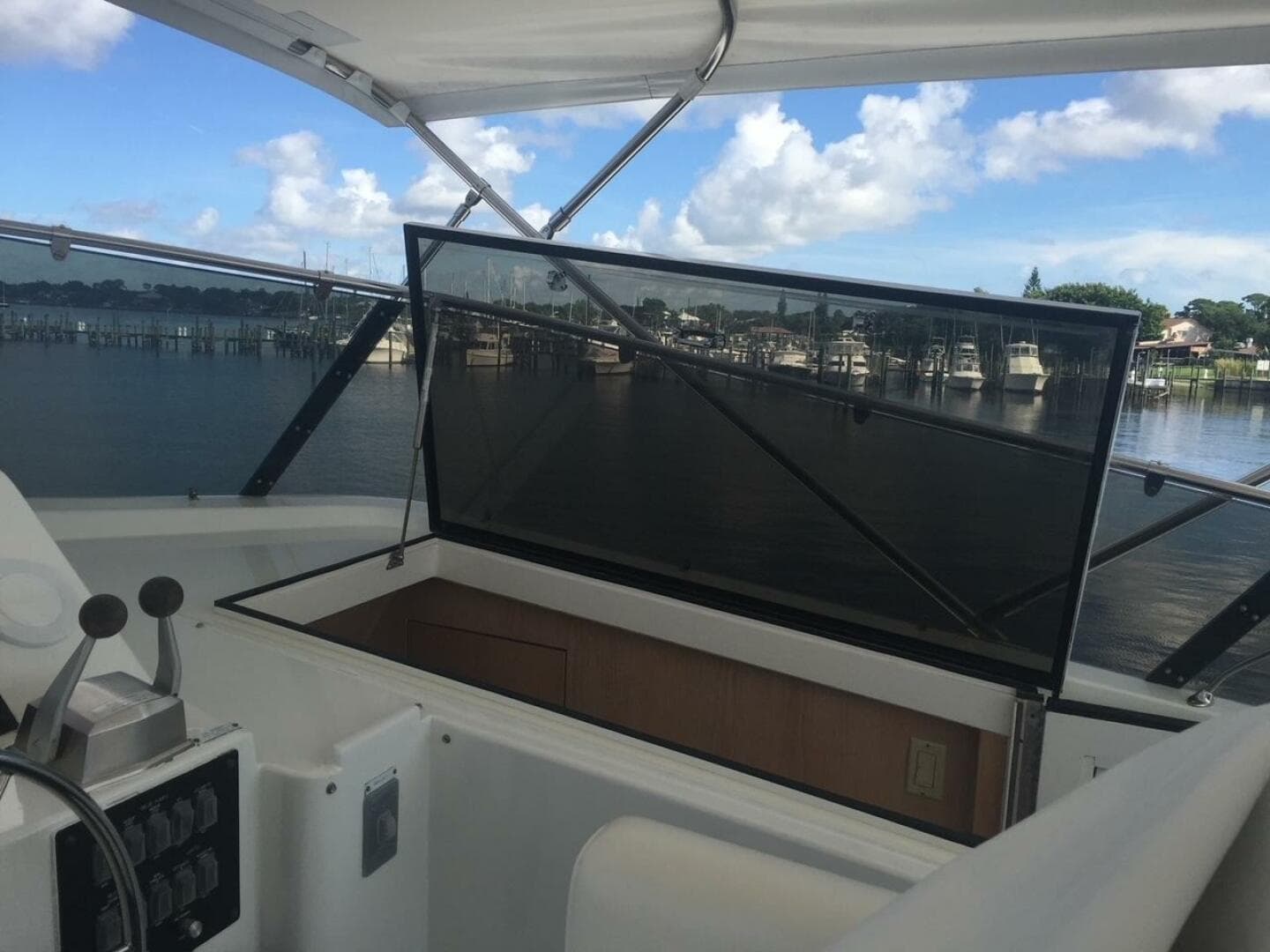 1994 Hatteras 70 Cockpit — photo 22
