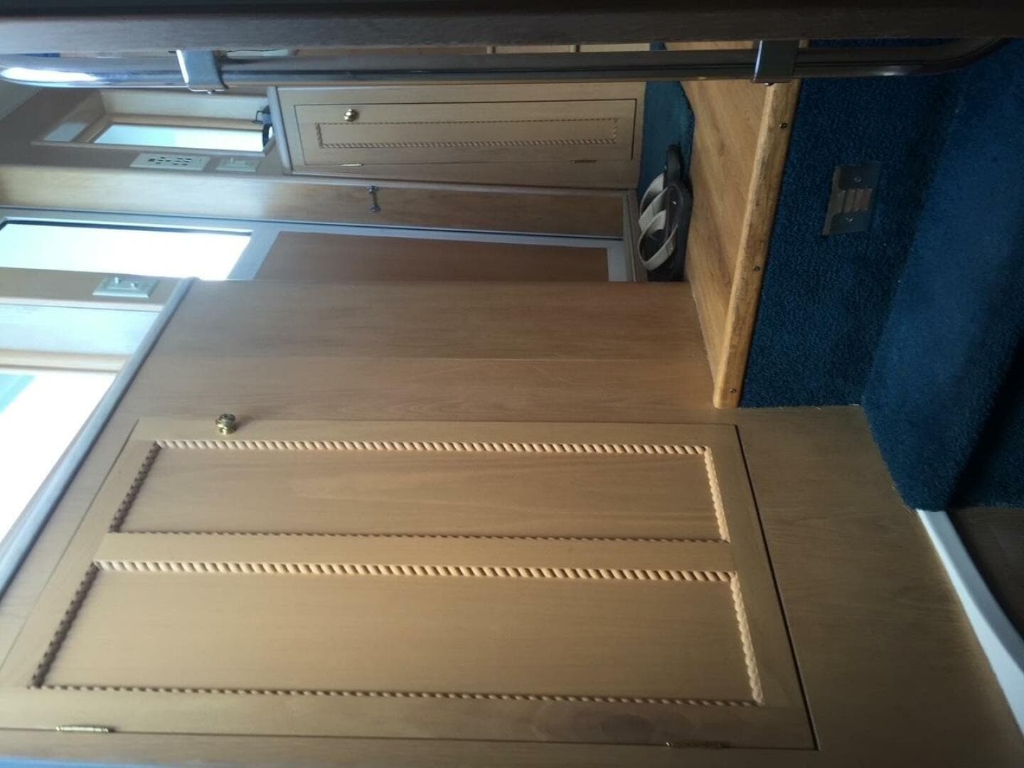 1994 Hatteras 70 Cockpit — photo 39