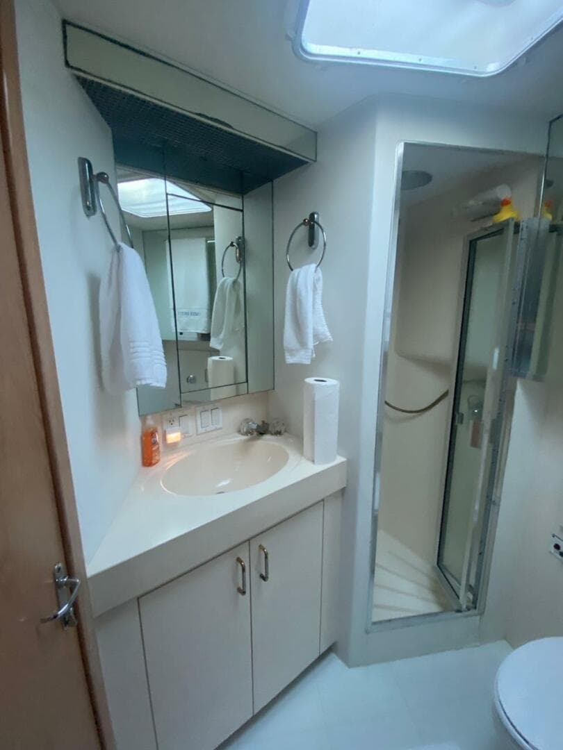 1994 Hatteras 70 Cockpit — photo 43