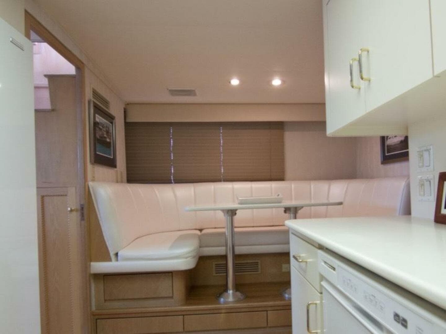 1994 Hatteras 70 Cockpit — photo 31