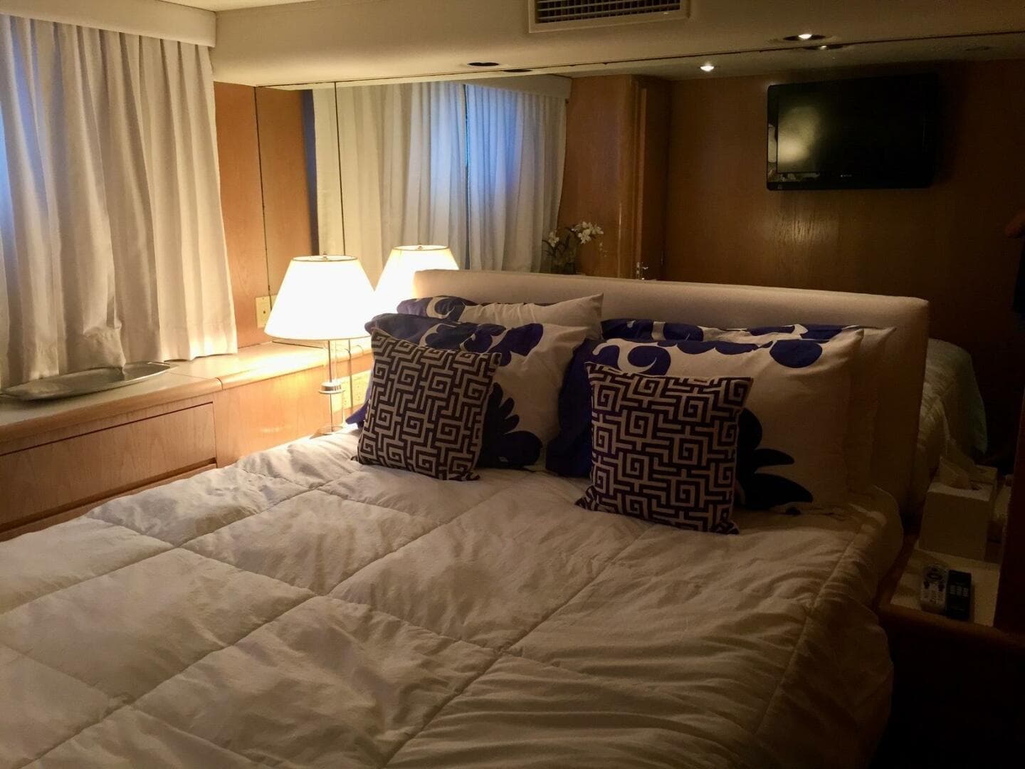 1994 Hatteras 70 Cockpit — photo 59