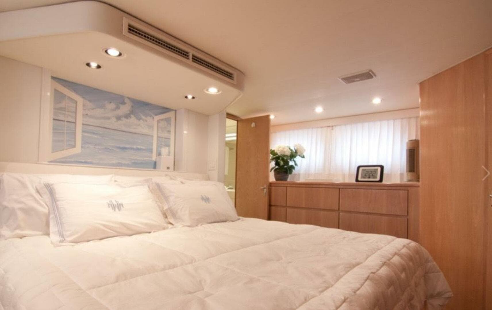 1994 Hatteras 70 Cockpit — photo 46