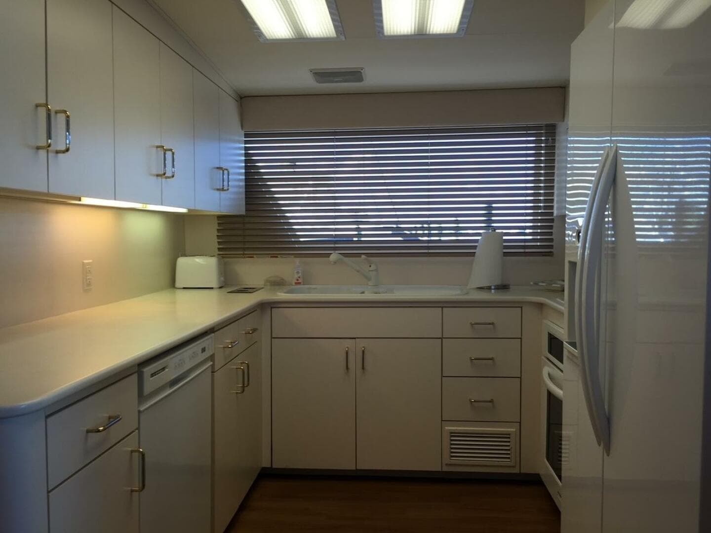 1994 Hatteras 70 Cockpit — photo 34