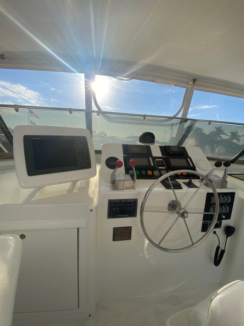 1994 Hatteras 70 Cockpit — photo 19