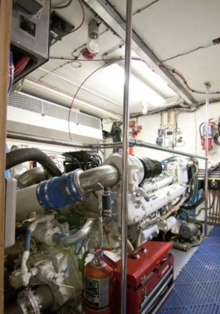 1994 Hatteras 70 Cockpit — photo 65