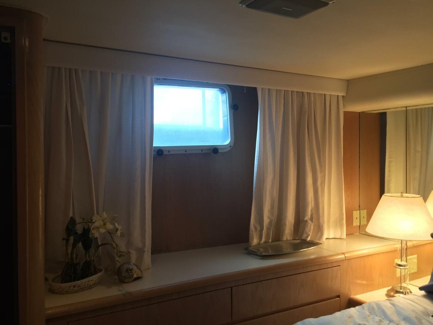 1994 Hatteras 70 Cockpit — photo 61