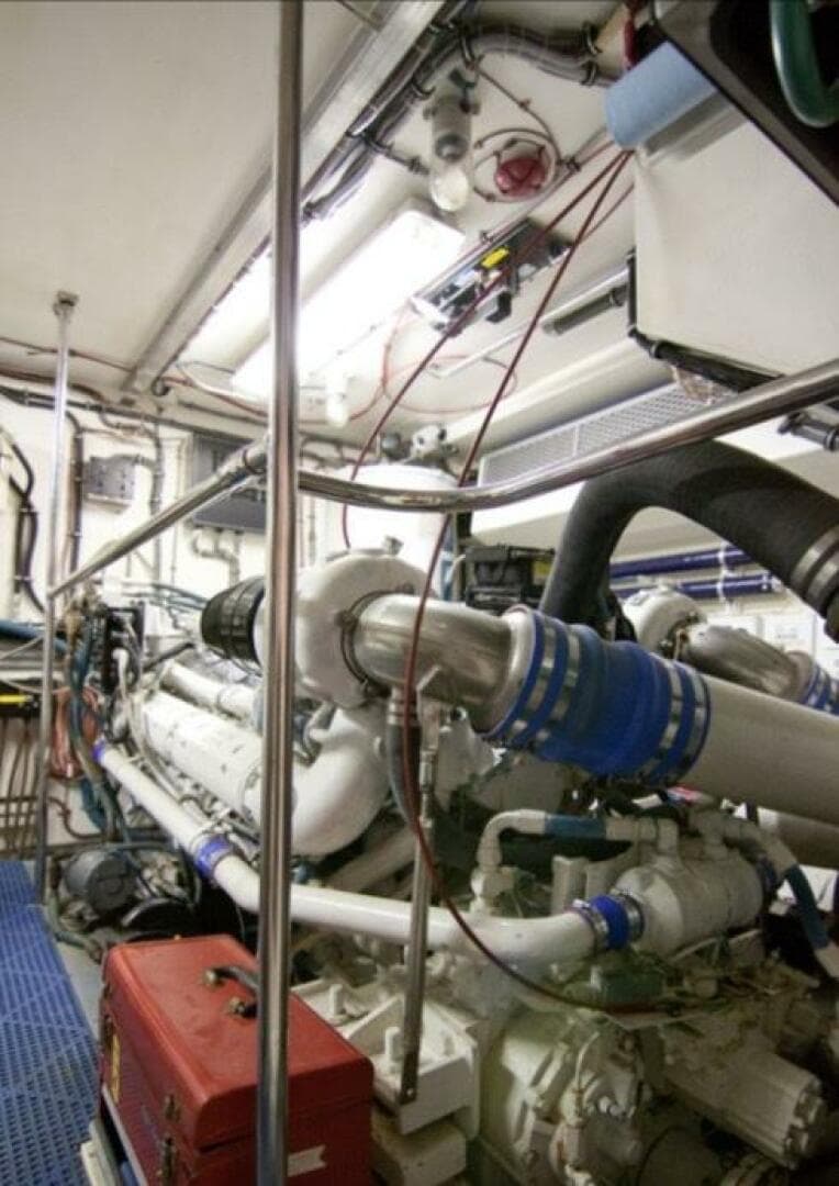 1994 Hatteras 70 Cockpit — photo 66