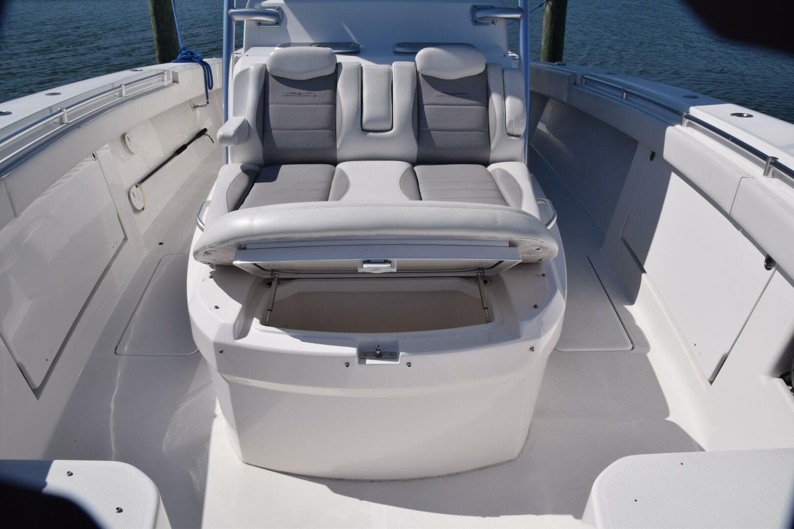 2018 Invincible 42 Center Cabin — photo 9
