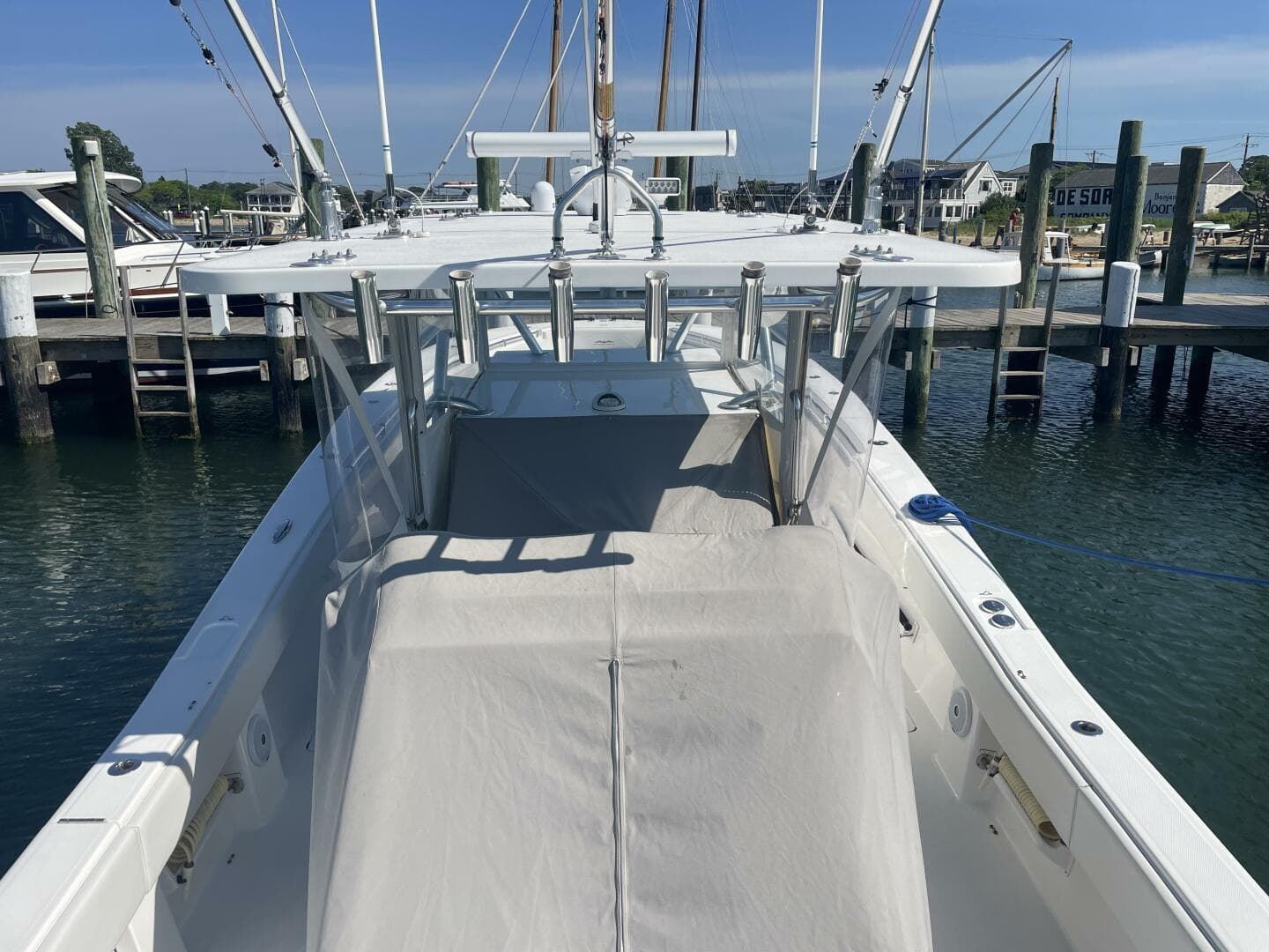 2018 Invincible 42 Center Cabin — photo 37