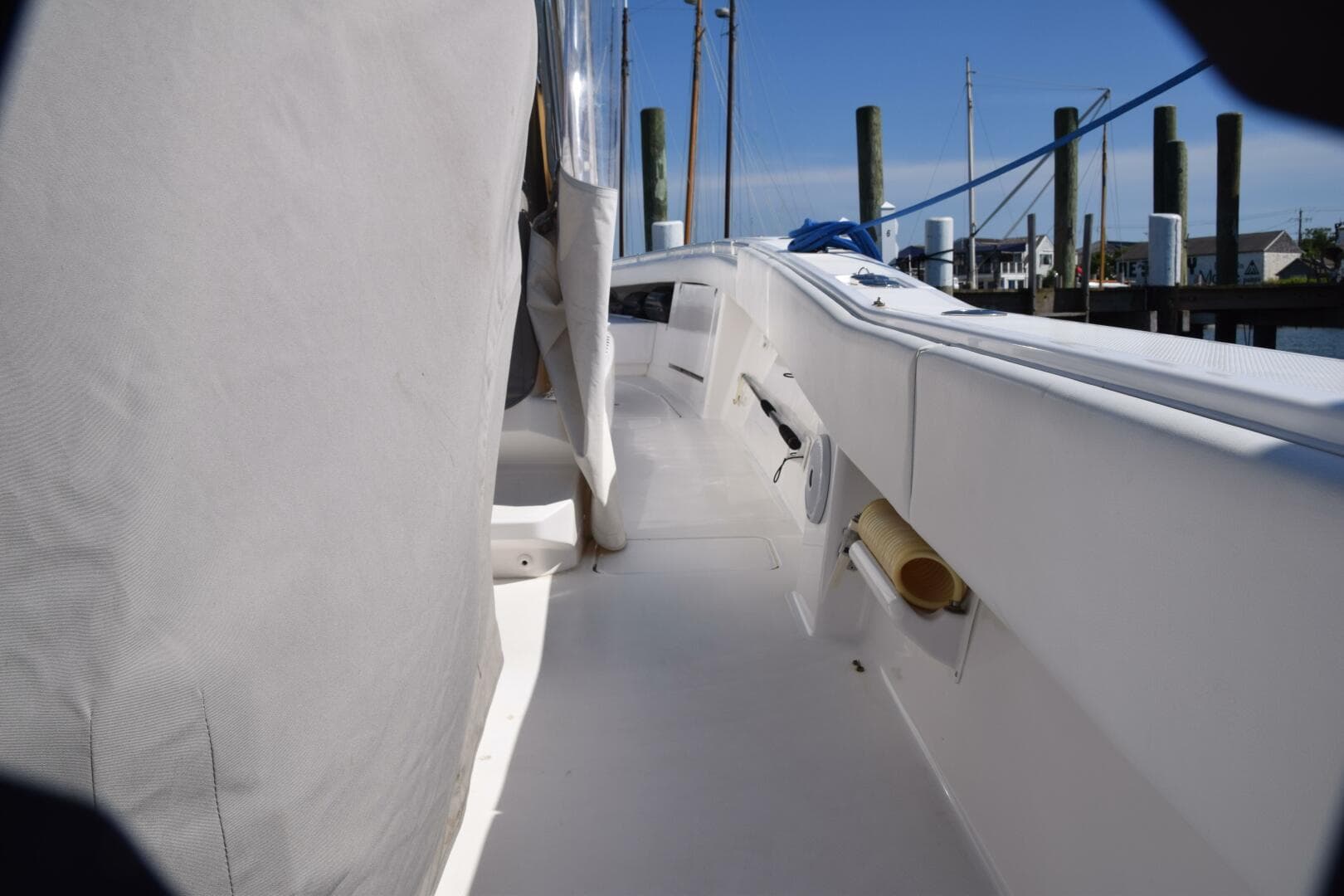 2018 Invincible 42 Center Cabin — photo 15