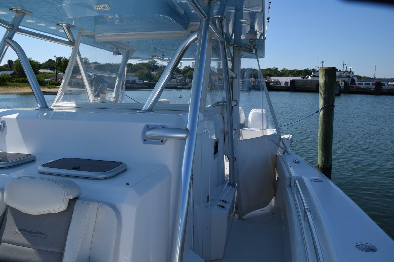 2018 Invincible 42 Center Cabin — photo 18