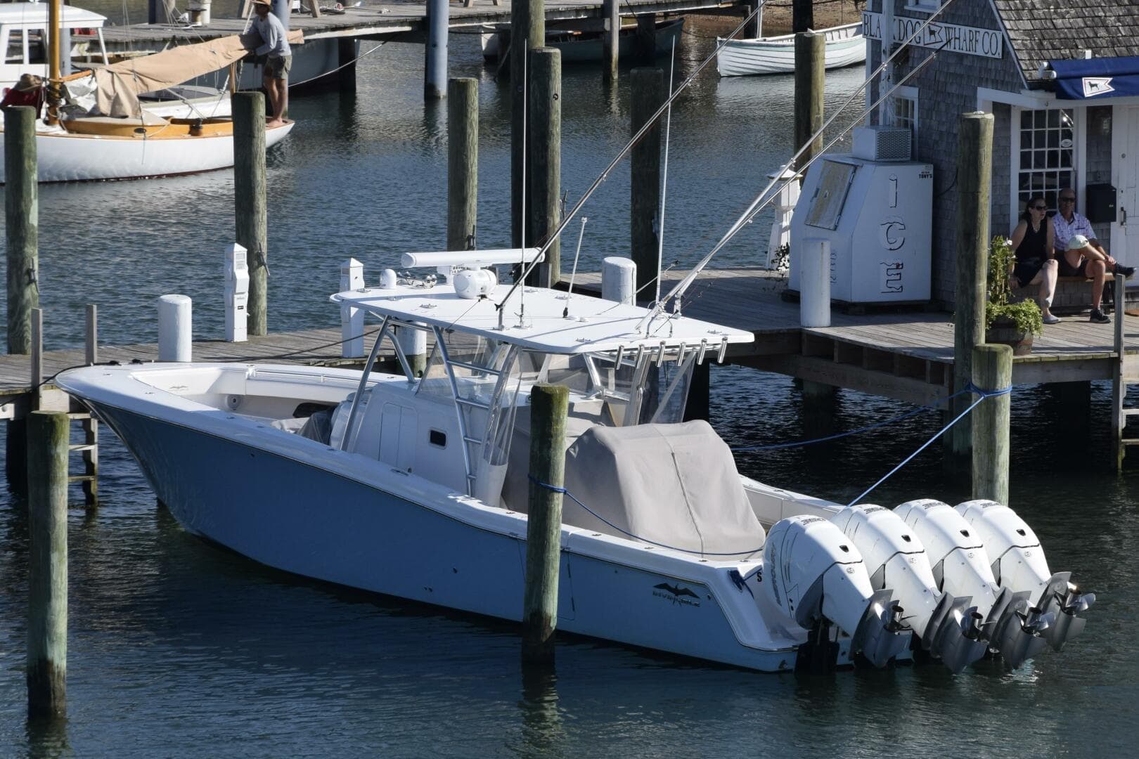 2018 Invincible 42 Center Cabin — photo 26